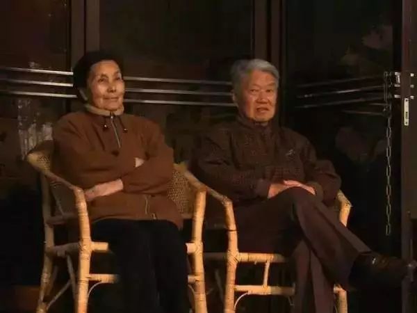 20歲一眼定終身！她單身「苦等心上人20年」 42歲終嫁他　被寵到90歲「忘了全世界」卻獨獨記住他的名字