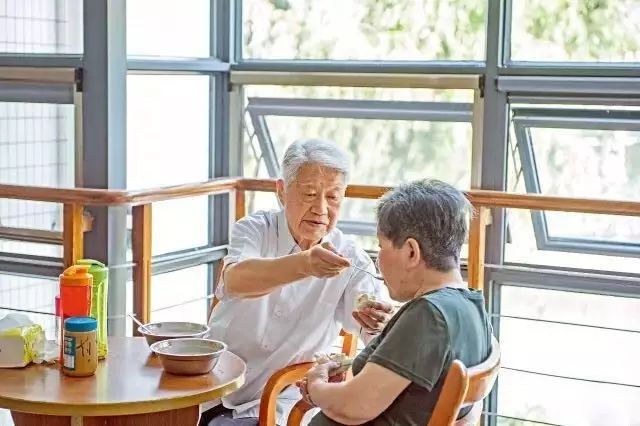 20歲一眼定終身！她單身「苦等心上人20年」 42歲終嫁他　被寵到90歲「忘了全世界」卻獨獨記住他的名字