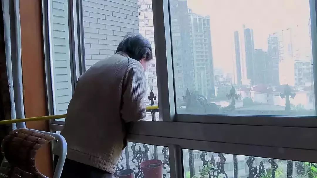 20歲一眼定終身！她單身「苦等心上人20年」 42歲終嫁他　被寵到90歲「忘了全世界」卻獨獨記住他的名字