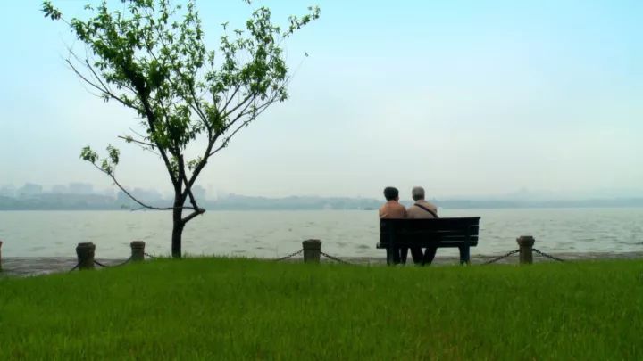 20歲一眼定終身！她單身「苦等心上人20年」 42歲終嫁他　被寵到90歲「忘了全世界」卻獨獨記住他的名字