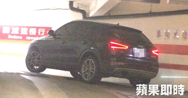 李千娜「甜勾嫩男友逛街」互動好有愛！　寵男友「開百萬名車接送」當司機也甘願