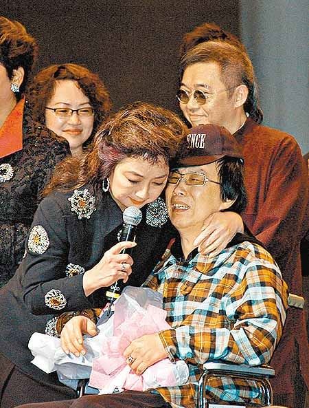 「昔天王巨星」遇行車意外被妻子留在養老院!親戚朋友幫助帶他走出困境