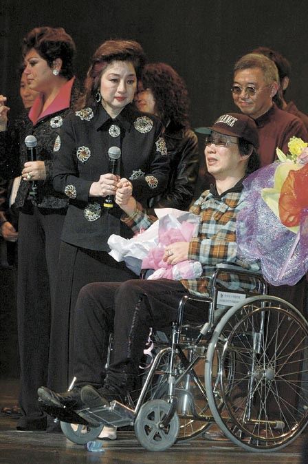 「昔天王巨星」遇行車意外被妻子留在養老院!親戚朋友幫助帶他走出困境