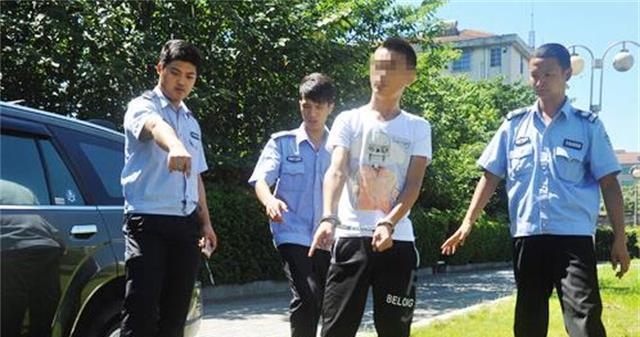 父親帶女兒去飯店吃飯,女兒點完菜後「老闆看一眼菜名」立刻報了警!