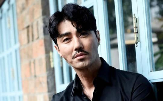 22歲為愛私奔！最帥大叔「娶大4歲女友」 兒屢犯大錯他一肩全扛　 養了28年卻承認「不是親生的」  