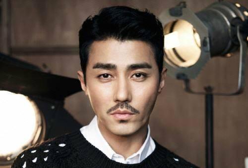 22歲為愛私奔！最帥大叔「娶大4歲女友」 兒屢犯大錯他一肩全扛　 養了28年卻承認「不是親生的」  