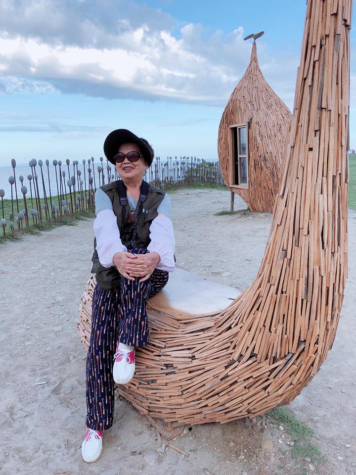 不認老！76歲滿嬌姨「同樣課程學3遍」　「丈夫離開23年」四處紀錄作品驚艷網友