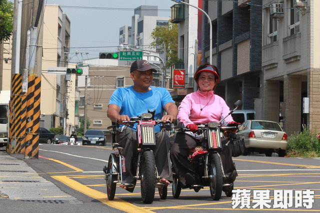 無懼命運!父瞧不起要他「把女友讓給弟弟」 身障男「為愛妻趴地千日」成發明王造福大眾