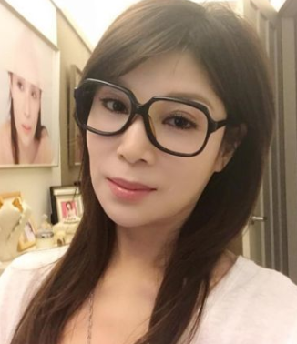 決定封麥了？蔡秋鳳淚曝「耳朵聽不到」忍2年　演唱會暫停「跪地向粉絲道歉」求大家原諒