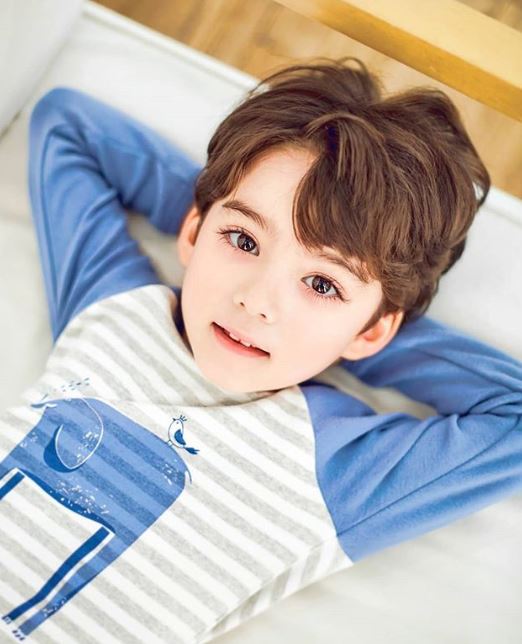 長睫毛太犯規！6歲「韓加混血天使級弟弟」狂吸20萬粉絲　一看到「超正仙女姊姊」網暴動：神基因♥