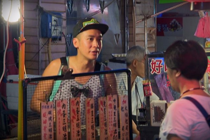 為養妻兒打4份工！男星夜市擺攤「遭酸戲拍不好來」　「夫妻同心不喊苦」自信證明：不會被看不起