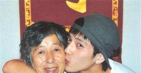 出生28天就被媽媽丟下！  靠「祖母擺攤」相依為命  今成名送她上億豪宅享福