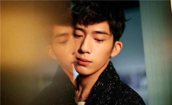 出生28天就被媽媽丟下！  靠「祖母擺攤」相依為命  今成名送她上億豪宅享福