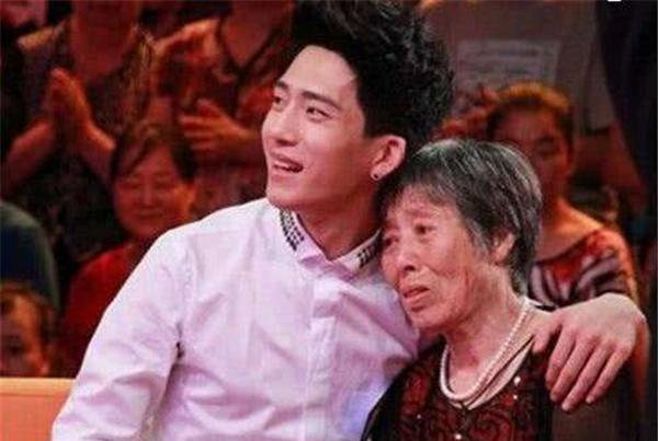 出生28天就被媽媽丟下！  靠「祖母擺攤」相依為命  今成名送她上億豪宅享福