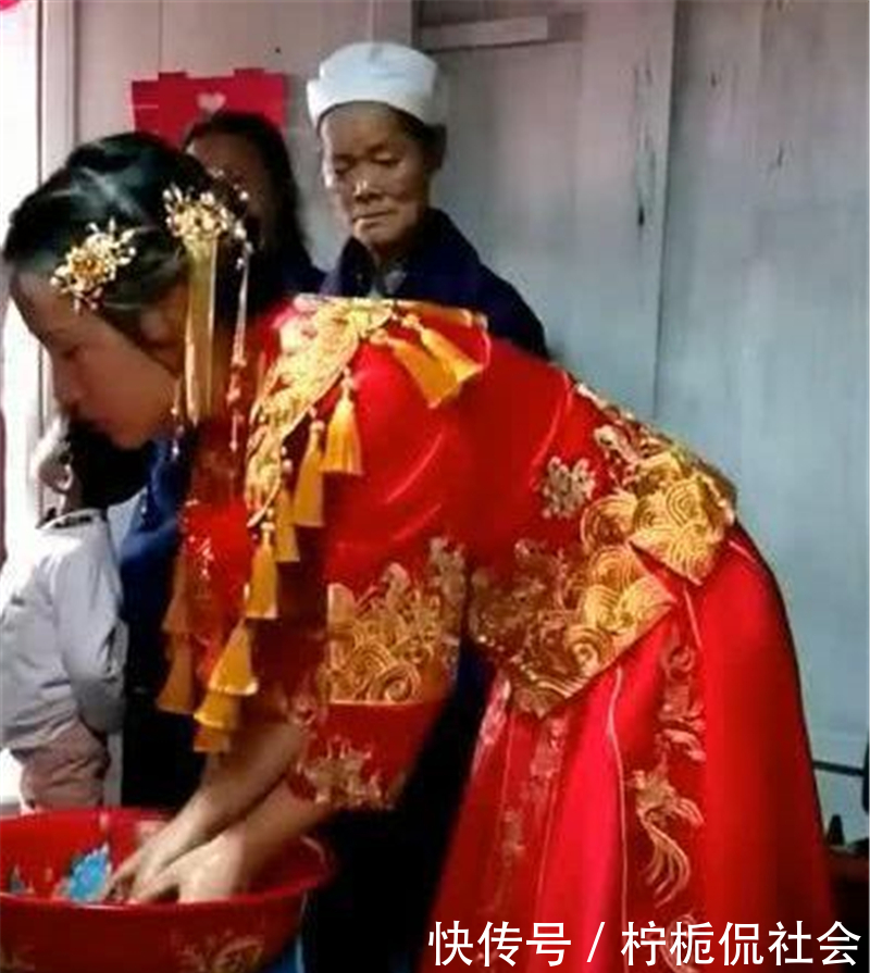 媳婦太漂亮有詐！中國婆婆要求「拜堂前先洗臉」　新娘不得已「當眾卸妝」眾人全看呆