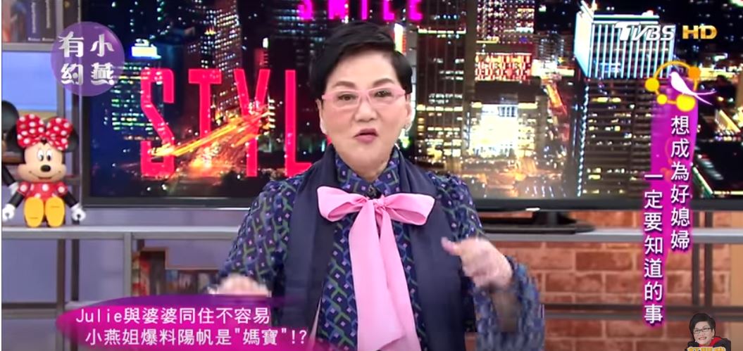 尪是主持一哥！愛妻曝「與婆婆同住快30年」伺候一家人　「親媽就住樓下」她嘆氣：兩女人同桌吃飯很難