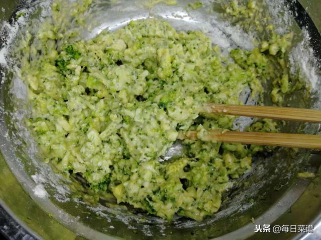 一個花椰菜，2個雞蛋，筷子一攪，往裡一倒，10分鐘做好出鍋