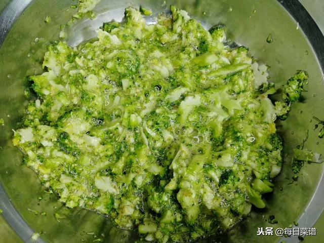 一個花椰菜，2個雞蛋，筷子一攪，往裡一倒，10分鐘做好出鍋