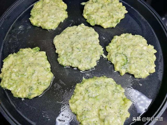 一個花椰菜，2個雞蛋，筷子一攪，往裡一倒，10分鐘做好出鍋