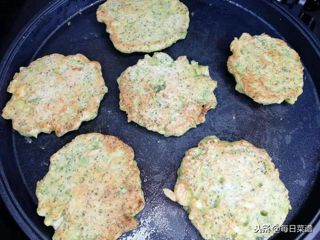 一個花椰菜，2個雞蛋，筷子一攪，往裡一倒，10分鐘做好出鍋
