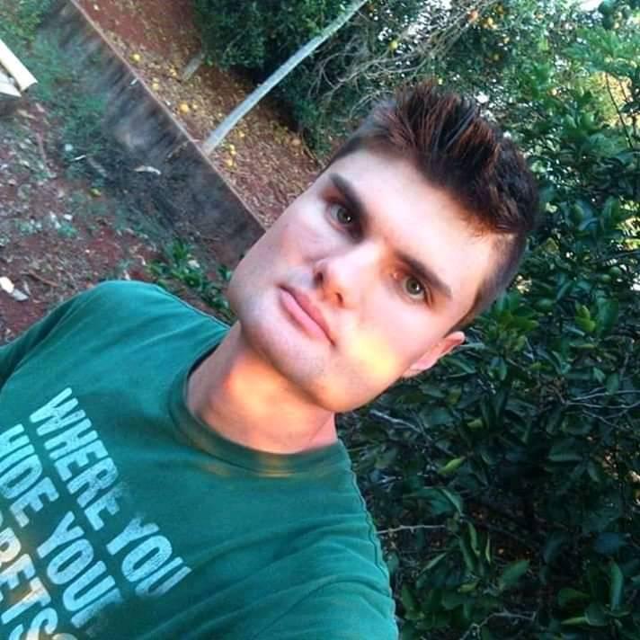 方臉哥「完美正方形臉蛋」超吸睛！幸運脫魯「一看到女友90度直角下顎」3萬人朝聖：最狂夫妻臉