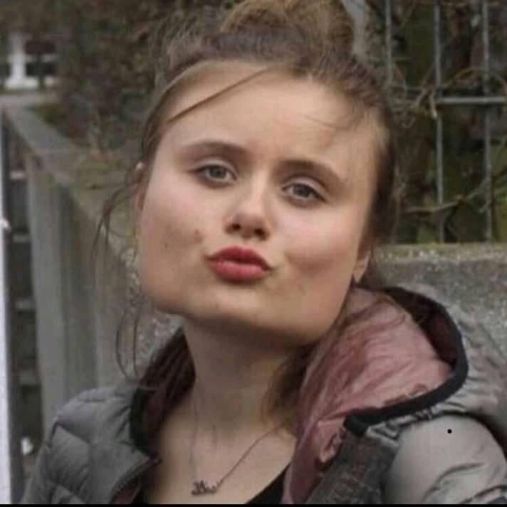 方臉哥「完美正方形臉蛋」超吸睛！幸運脫魯「一看到女友90度直角下顎」3萬人朝聖：最狂夫妻臉