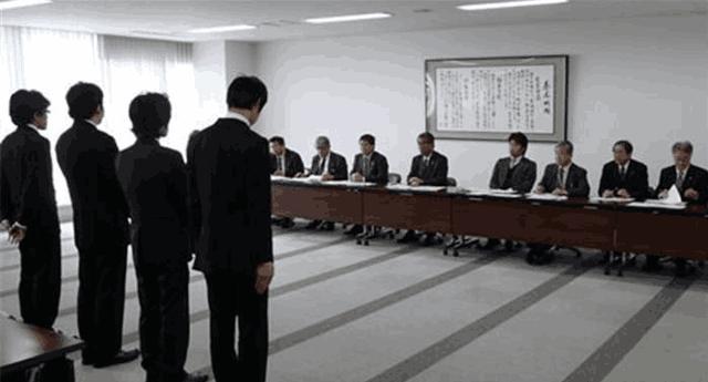 女面試官：請問「鉛筆」姓什麼？回答「鉛」的都被淘汰了，男子「機智回答」被當場錄用！