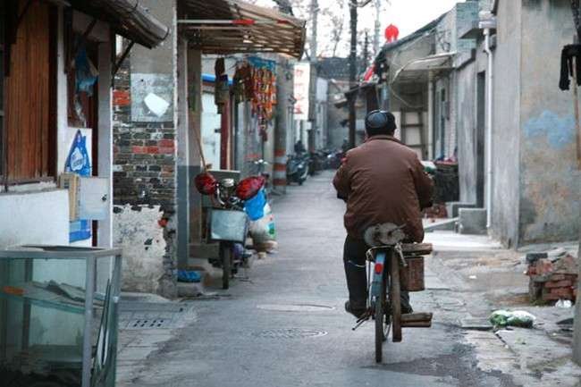 7歲貧女「以字換麵5年」不忘麵攤老闆恩情　25年後相逢「把老翁當爹疼」淚崩：換我護您餘生