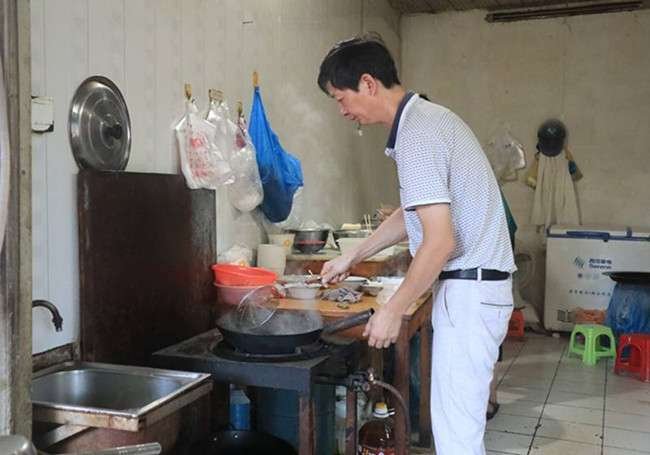 25年後的報恩！貧女以字換麵5年 如今現身認老翁為父：換我照顧您