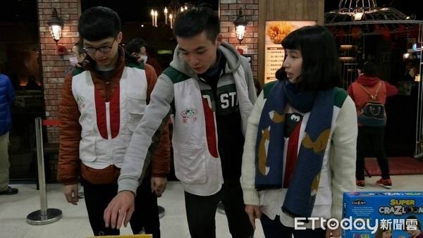 爸爸走了...媽媽獨自「扶養3孩子與爺奶」！孝順三姊弟每日苦讀8小時「法律雙科及第」揚眉吐氣
