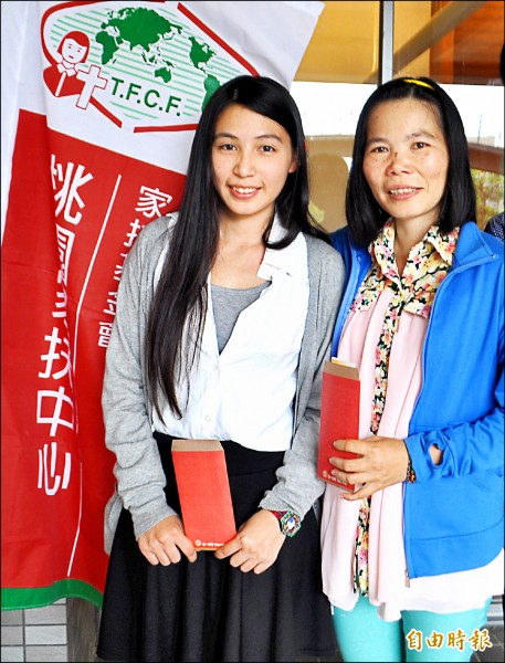 爸爸走了...媽媽獨自「扶養3孩子與爺奶」！孝順三姊弟每日苦讀8小時「法律雙科及第」揚眉吐氣