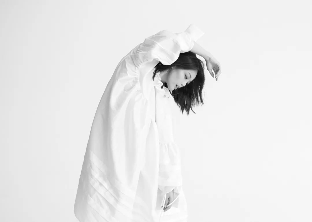 她因長得醜一出道就被解約,與陳奕迅齊名卻「緋聞纏身」,叱吒歌壇20年回歸初心:女人要學會減法!