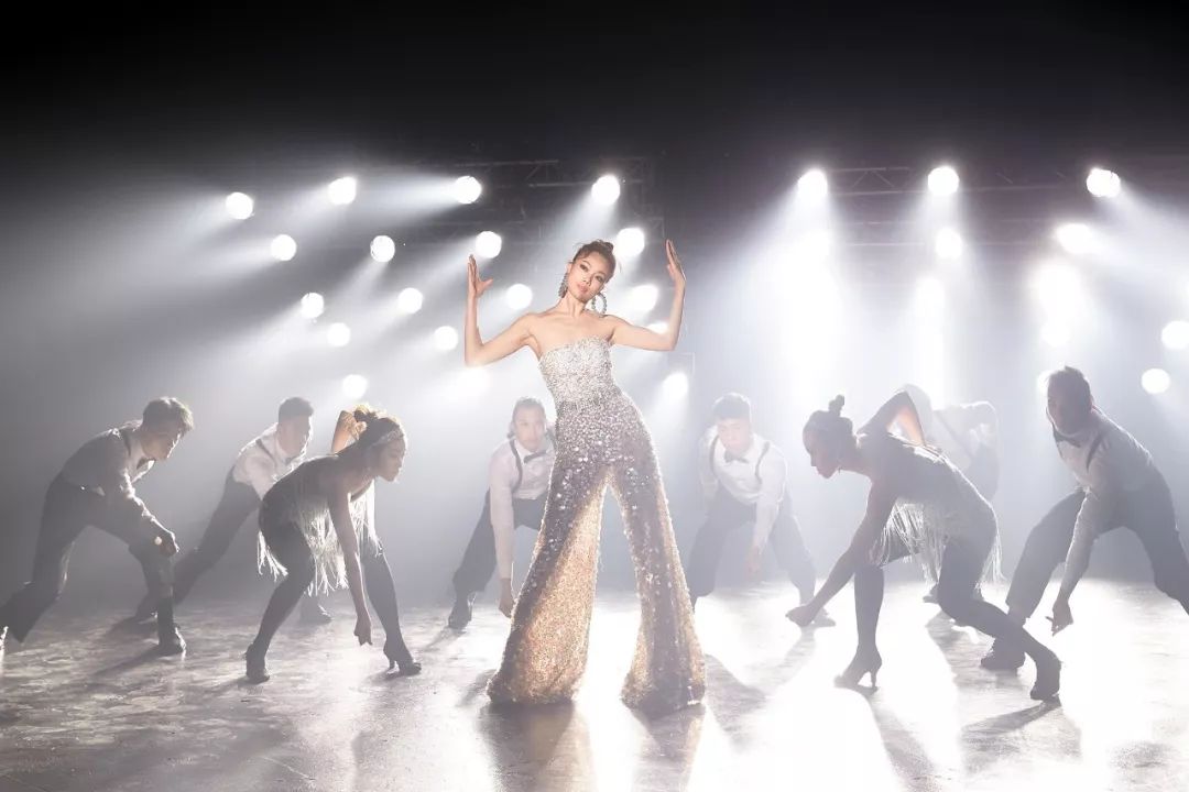 她因長得醜一出道就被解約,與陳奕迅齊名卻「緋聞纏身」,叱吒歌壇20年回歸初心:女人要學會減法!