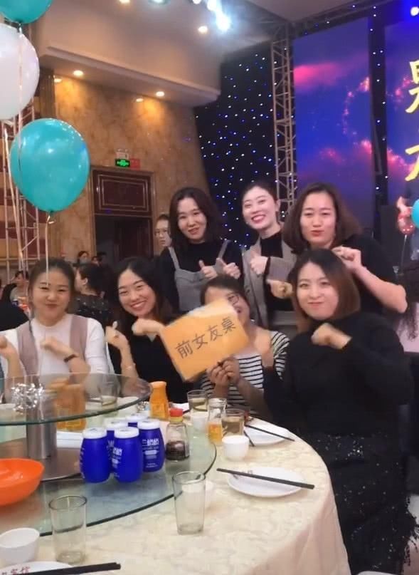 新郎好有種！婚禮驚見「前女友桌」前任坐好坐滿　7位前女友「一字排開合照」顏值都超高