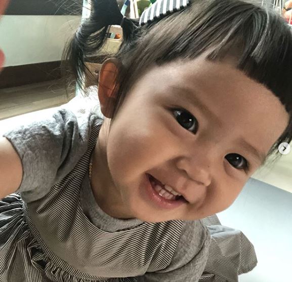 超Q皺眉小網紅！2歲妹妹被帶去剪「小瓜呆西瓜頭」 　一剪下去「7PUPU皺眉抗議」：夠短了啦～ 