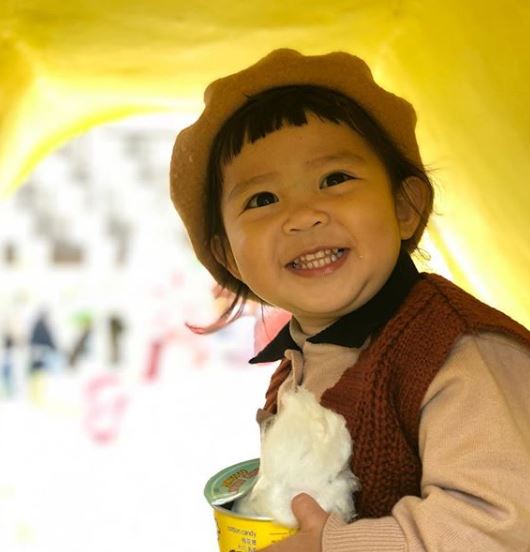 超Q皺眉小網紅！2歲妹妹被帶去剪「小瓜呆西瓜頭」 　一剪下去「7PUPU皺眉抗議」：夠短了啦～ 