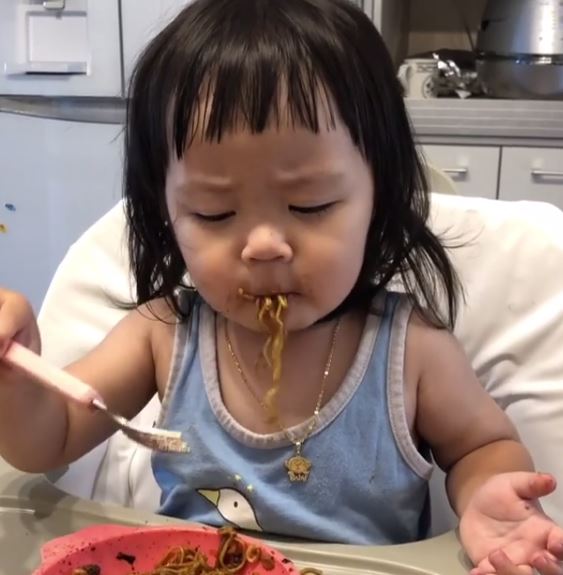 超Q皺眉小網紅！2歲妹妹被帶去剪「小瓜呆西瓜頭」 　一剪下去「7PUPU皺眉抗議」：夠短了啦～ 