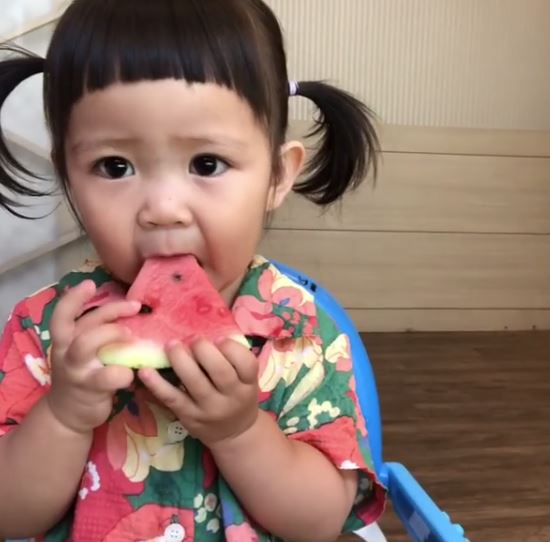 超Q皺眉小網紅！2歲妹妹被帶去剪「小瓜呆西瓜頭」 　一剪下去「7PUPU皺眉抗議」：夠短了啦～ 