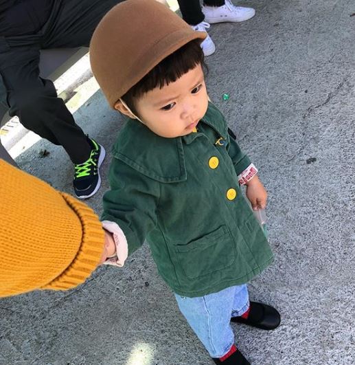 超Q皺眉小網紅！2歲妹妹被帶去剪「小瓜呆西瓜頭」 　一剪下去「7PUPU皺眉抗議」：夠短了啦～ 