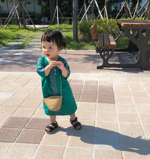 超Q皺眉小網紅！2歲妹妹被帶去剪「小瓜呆西瓜頭」 　一剪下去「7PUPU皺眉抗議」：夠短了啦～ 