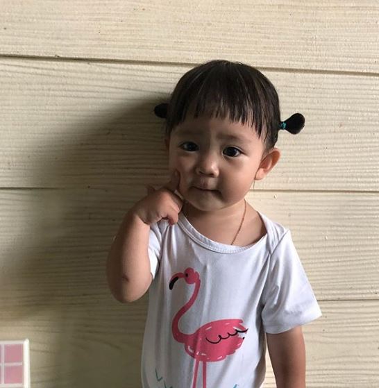超Q皺眉小網紅！2歲妹妹被帶去剪「小瓜呆西瓜頭」 　一剪下去「7PUPU皺眉抗議」：夠短了啦～ 