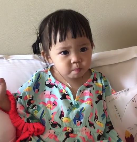 超Q皺眉小網紅！2歲妹妹被帶去剪「小瓜呆西瓜頭」 　一剪下去「7PUPU皺眉抗議」：夠短了啦～ 