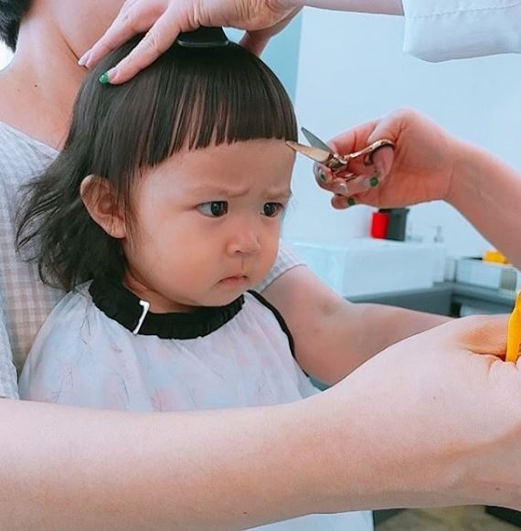 超Q皺眉小網紅！2歲妹妹被帶去剪「小瓜呆西瓜頭」 　一剪下去「7PUPU皺眉抗議」：夠短了啦～ 