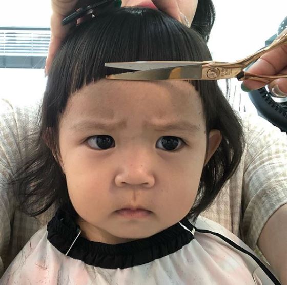 超Q皺眉小網紅！2歲妹妹被帶去剪「小瓜呆西瓜頭」 　一剪下去「7PUPU皺眉抗議」：夠短了啦～ 