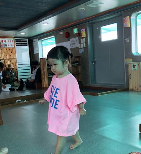 超Q皺眉小網紅！2歲妹妹被帶去剪「小瓜呆西瓜頭」 　一剪下去「7PUPU皺眉抗議」：夠短了啦～ 