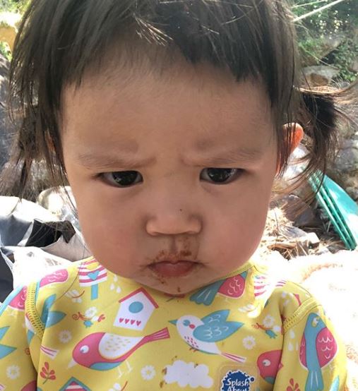 超Q皺眉小網紅！2歲妹妹被帶去剪「小瓜呆西瓜頭」 　一剪下去「7PUPU皺眉抗議」：夠短了啦～ 