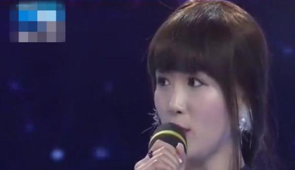 天生寸頭女孩戴了20多年假髮,摘下頭套,網友直呼:想娶回家