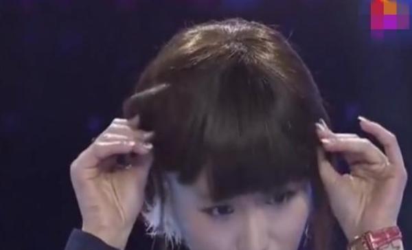 天生寸頭女孩戴了20多年假髮,摘下頭套,網友直呼:想娶回家