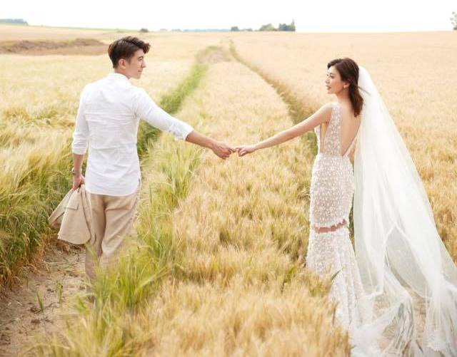 曾國城「相忍為國」送賈靜雯大婚!「小8歲老婆難得現身露辣腿」一家四口親子裝超萌