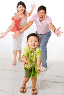 曾國城「相忍為國」送賈靜雯大婚!「小8歲老婆難得現身露辣腿」一家四口親子裝超萌